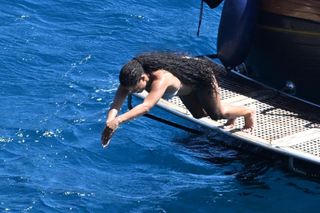 Halle Bailey feet photo thumbnail