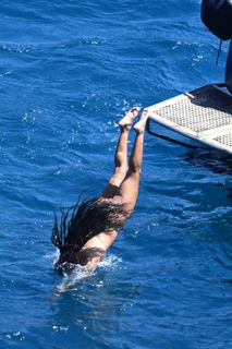 Halle Bailey feet photo thumbnail