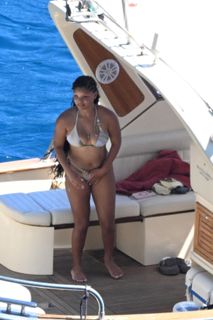 Halle Bailey feet photo thumbnail