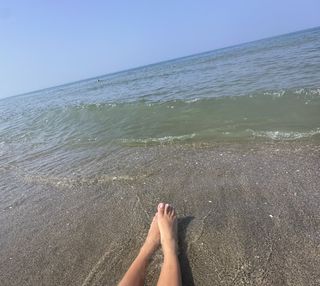 Halle Bailey feet photo thumbnail