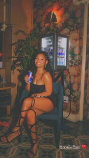 Halle Bailey feet photo thumbnail