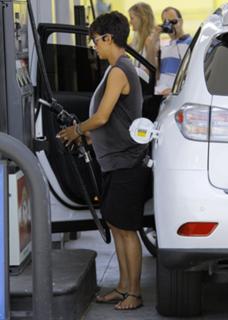 Halle Berry feet photo thumbnail