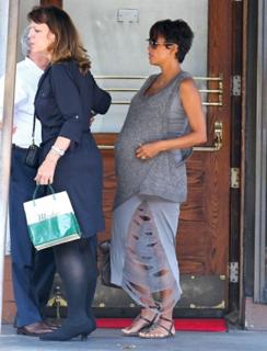 Halle Berry feet photo thumbnail