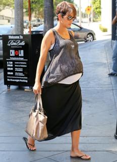 Halle Berry feet photo thumbnail