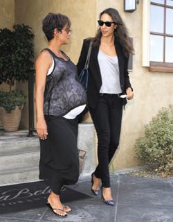 Halle Berry feet photo thumbnail
