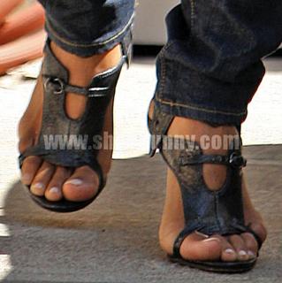 Halle Berry feet photo thumbnail