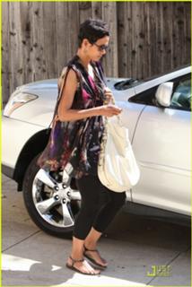 Halle Berry feet photo thumbnail