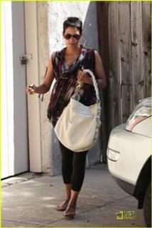 Halle Berry feet photo thumbnail