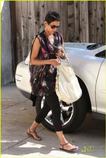 Halle Berry feet photo thumbnail