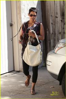 Halle Berry feet photo thumbnail