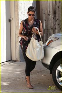 Halle Berry feet photo thumbnail