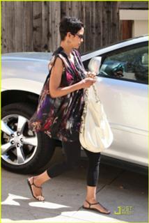 Halle Berry feet photo thumbnail