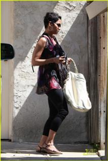 Halle Berry feet photo thumbnail