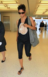 Halle Berry feet photo thumbnail