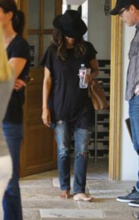Halle Berry feet photo thumbnail