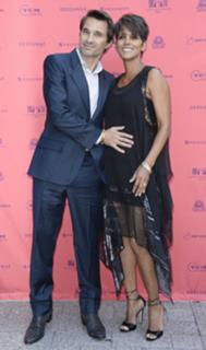 Halle Berry feet photo thumbnail