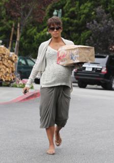 Halle Berry feet photo thumbnail