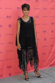 Halle Berry feet photo thumbnail