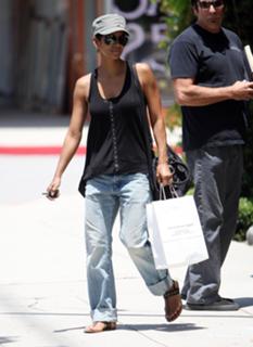 Halle Berry feet photo thumbnail