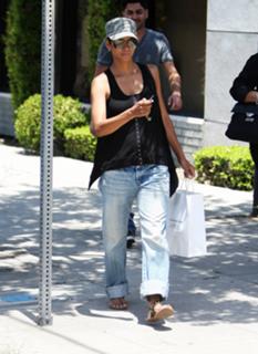 Halle Berry feet photo thumbnail