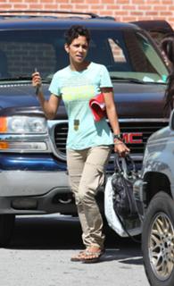 Halle Berry feet photo thumbnail