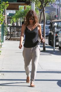 Halle Berry feet photo thumbnail