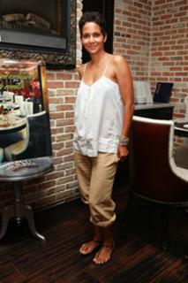 Halle Berry feet photo thumbnail