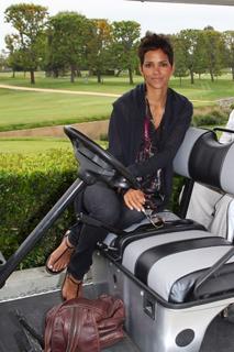 Halle Berry feet photo thumbnail