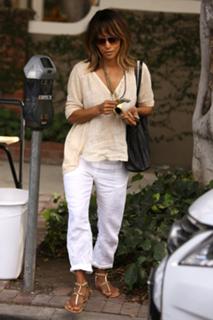 Halle Berry feet photo thumbnail
