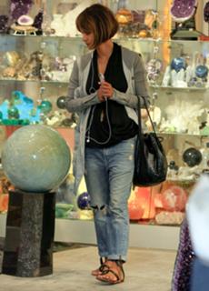 Halle Berry feet photo thumbnail