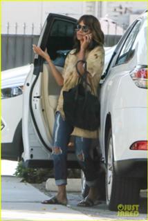 Halle Berry feet photo thumbnail