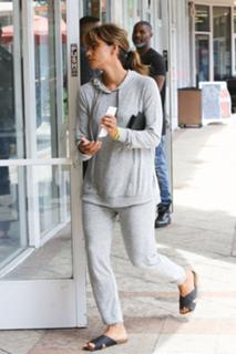 Halle Berry feet photo thumbnail