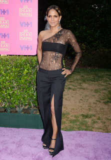 Halle Berry feet photo thumbnail