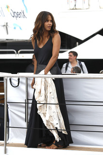 Halle Berry feet photo thumbnail