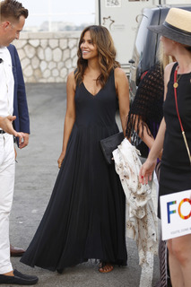 Halle Berry feet photo thumbnail