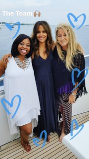 Halle Berry feet photo thumbnail