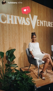 Halle Berry feet photo thumbnail