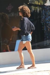 Halle Berry feet photo thumbnail