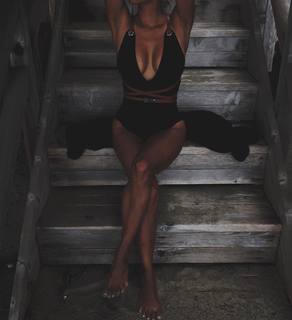 Halle Berry feet photo thumbnail