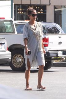 Halle Berry feet photo thumbnail