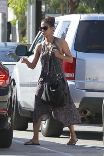 Halle Berry feet photo thumbnail