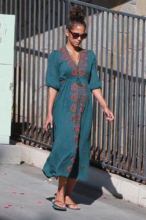 Halle Berry feet photo thumbnail