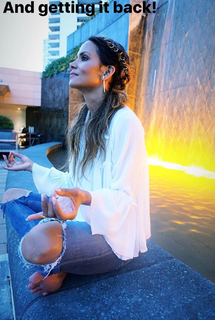 Halle Berry feet photo thumbnail