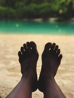 Halle Berry feet photo thumbnail