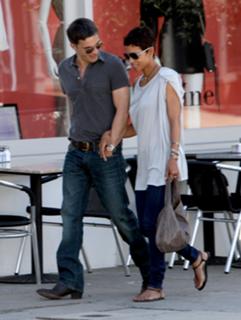 Halle Berry feet photo thumbnail