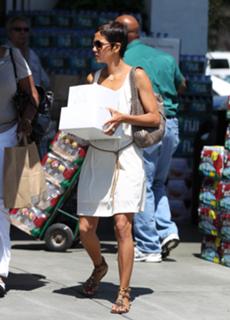 Halle Berry feet photo thumbnail