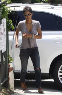 Halle Berry feet photo thumbnail