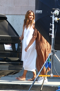 Halle Berry feet photo thumbnail