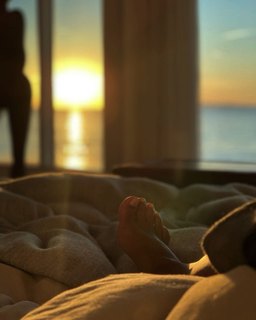 Halle Berry feet photo thumbnail