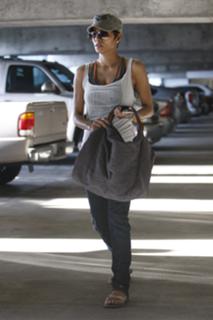 Halle Berry feet photo thumbnail